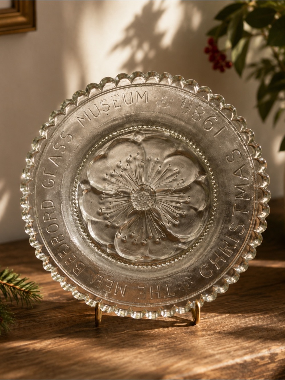 New Bedford Glass Museum Commemorative Plate Christmas 1986 – Pressed Glass - Picture 1 of 5